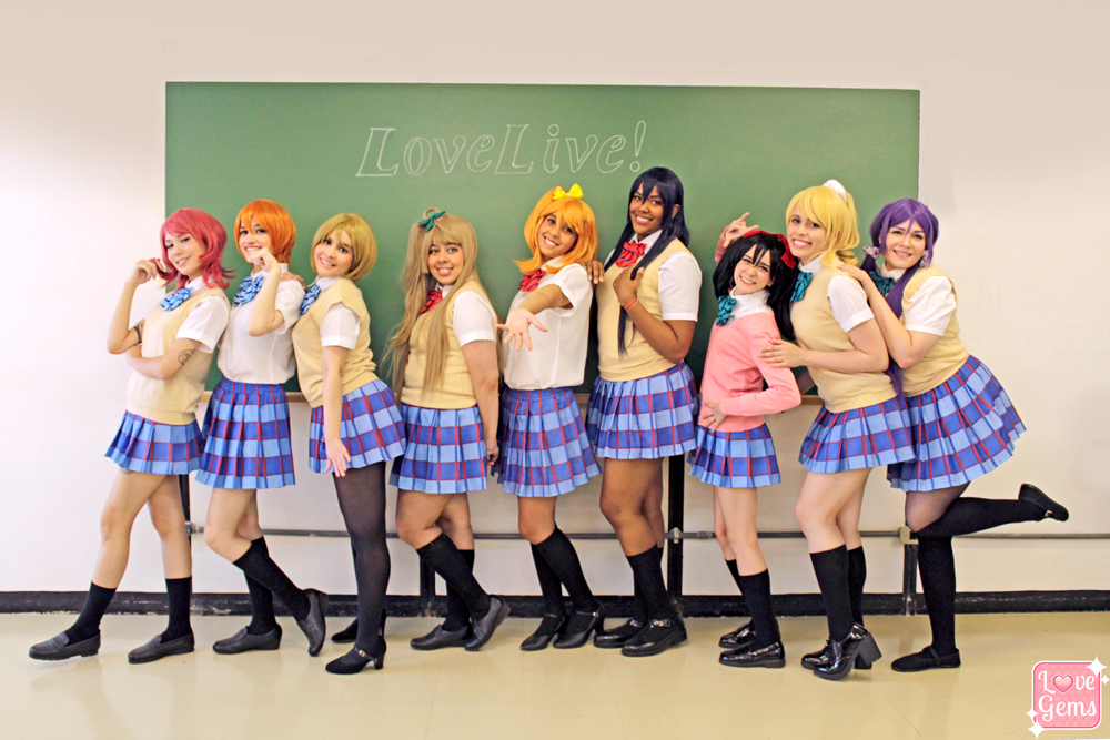 Garotas do grupo @LoveGemsCover com o cosplay de seifuku de Love Live