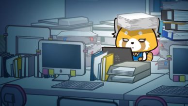 Retsuko sentada na frente do computador, com vários papeis em sua cabeça, trabalhando cansada