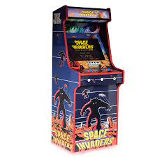 arcade em azul, vermelho e com monstro estampado, na tela do arcade está escrito space invaders