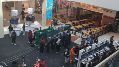 Vista de cima da exposição, com totens de PlayStation, XBOX e Nintendo