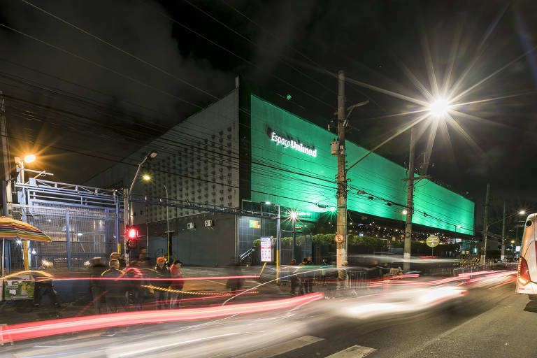 Fachada espaço de evento unimed, prédio verde e alto, próximo ao metrô barra funda