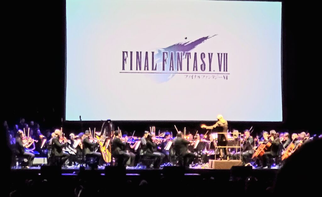 Logo Final Fantasy VII em fundo branco com a orquestra