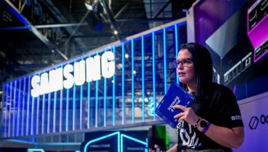 Marina Correia, gerente de produtos de monitores da Samsung Brasil, durante apresentação na Brasil Game Show (BGS 2023)