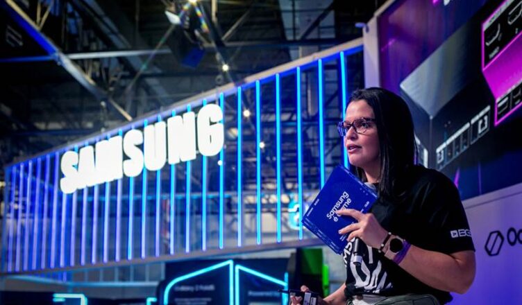 Marina Correia, gerente de produtos de monitores da Samsung Brasil, durante apresentação na Brasil Game Show (BGS 2023)